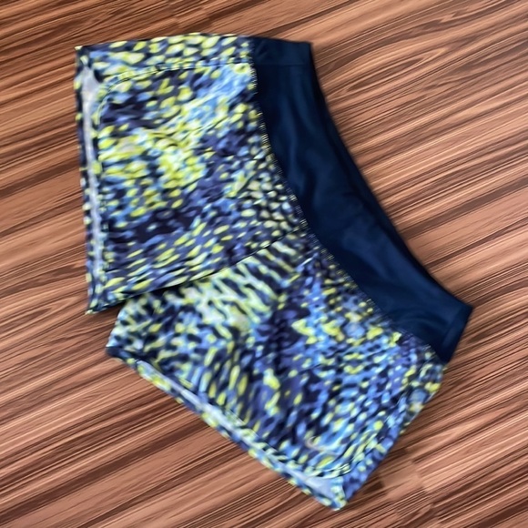 NIKE Dri Fit Running Shorts Size Medium - Picture 2 of 10